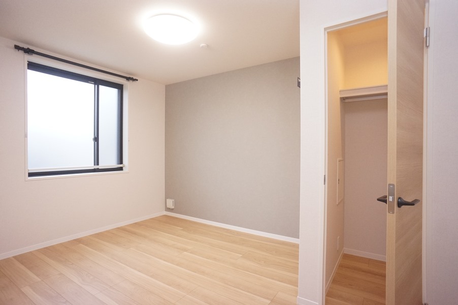 収納　洋室６.８帖！照明付ウォークインクローゼットあります！