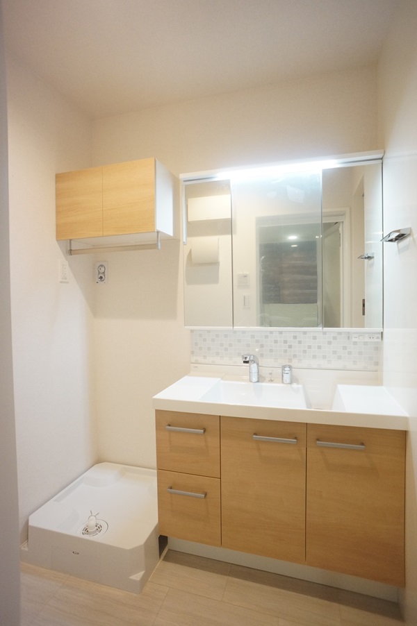 洗面設備　シャンプードレッサー仕様！室内洗濯機置場上部に収納棚有ます！