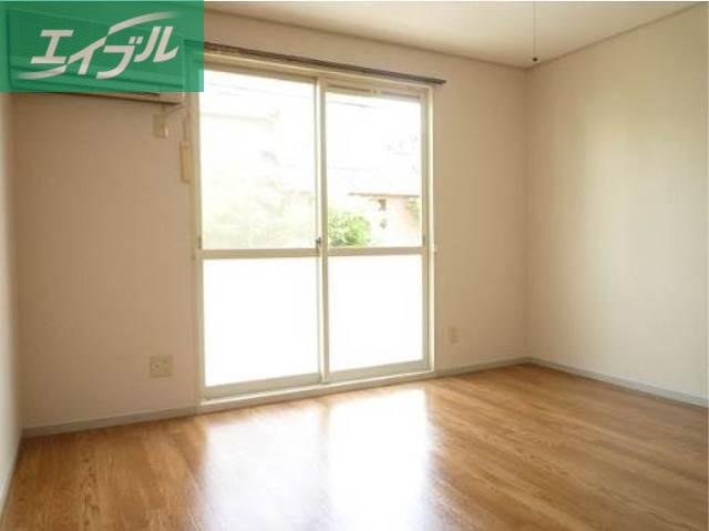 居室・リビング　別物件の写真です。実際とは異なります。