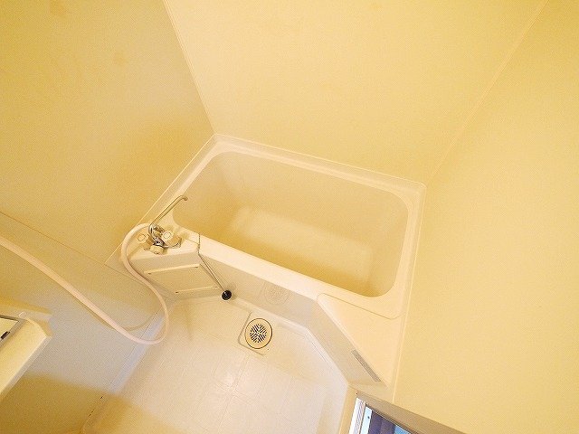 バス・シャワールーム　コンパクトで使いやすいお風呂です