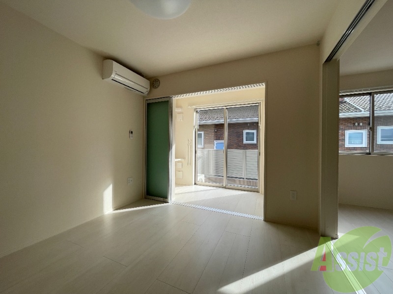 居室・リビング　白を基調とした清潔感のあるお部屋ですね。