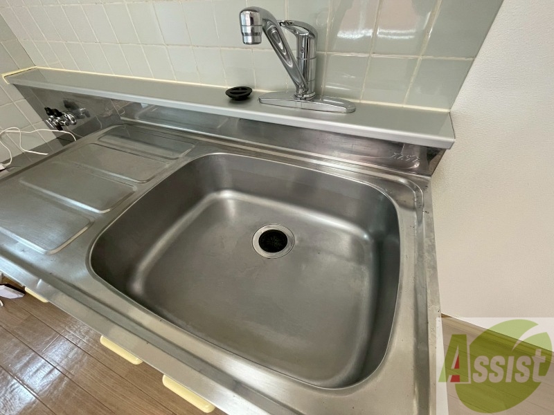 洗面設備　"キッチンのシンクはピカピカで掃除意欲が湧いてきそう！　"
