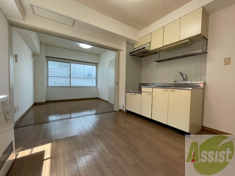 居室・リビング　木目のフローリングは落ち着きのある印象のお部屋になりますね。