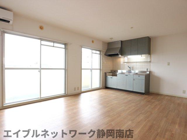 居室・リビング　こちらの居間で趣味の時間をお楽しみください