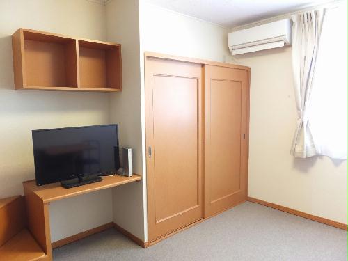 居室・リビング　温かみのある色合いで落ち着くお部屋です。