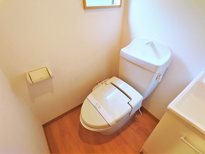 トイレ　温水洗浄便座です。