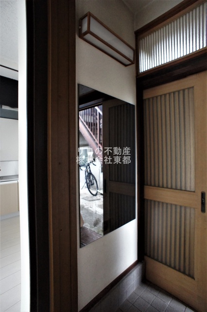 玄関　玄関には姿見があるので、お出かけ前にチェックできます♪
