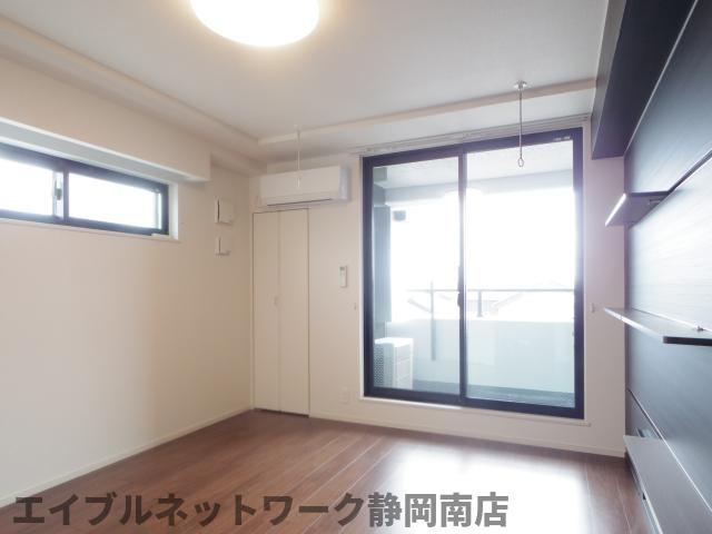 居室・リビング　こちらの居間で趣味の時間をお楽しみください