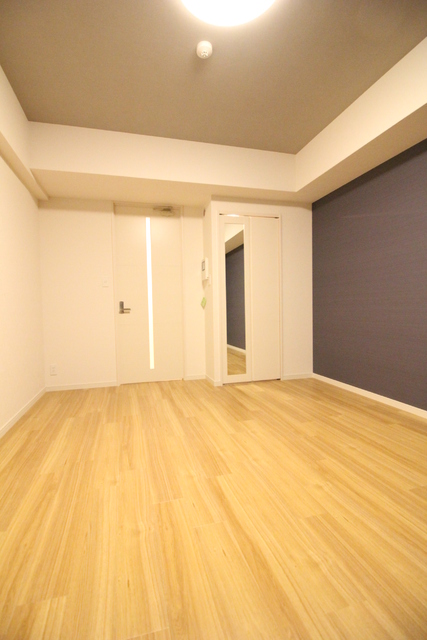 居室・リビング　ナチュラル系の色味の１Ｋ。アクセントクロス