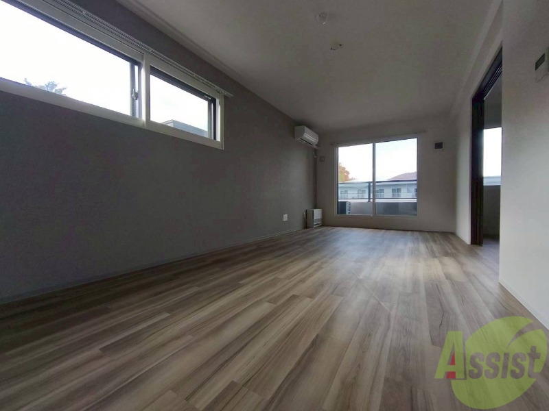 居室・リビング　フローリングや壁の色がお洒落な印象のリビングです。