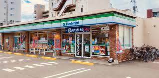 コンビニ　ファミリーマート（コンビニ）まで923m