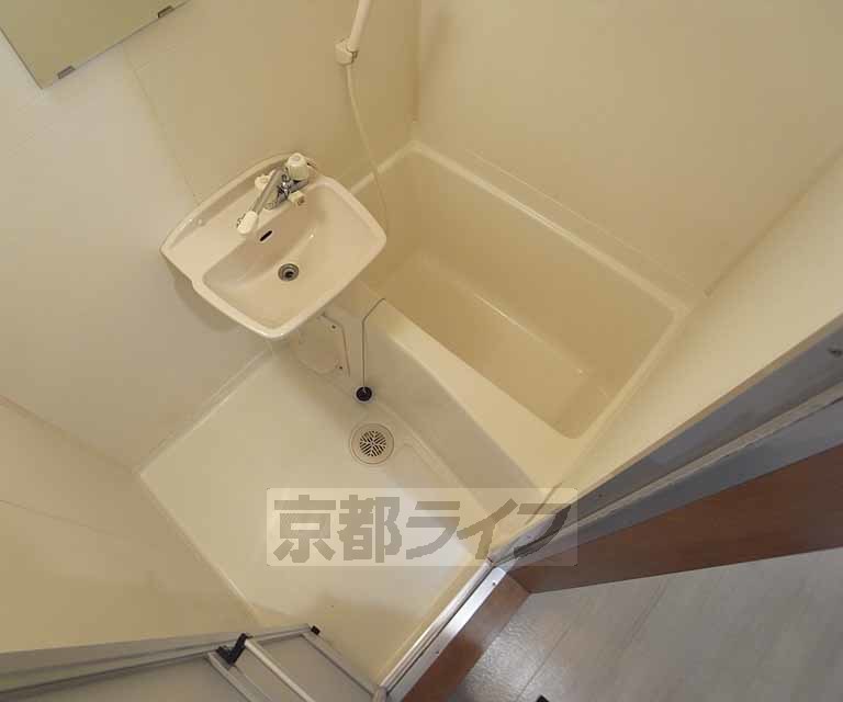 バス・シャワールーム　バスルームです