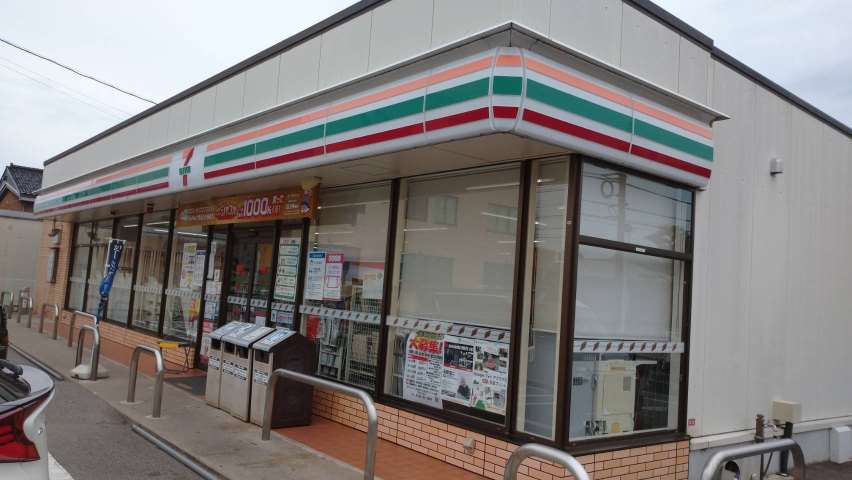 コンビニ　セブンイレブン（コンビニ）まで607m