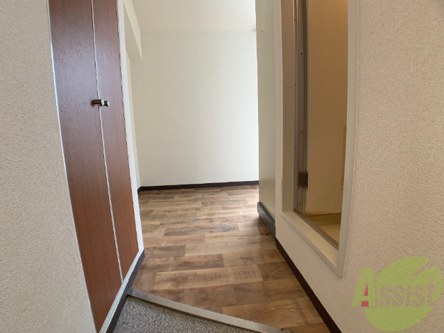 玄関　玄関からの様子です。明るいお部屋に繋がります。