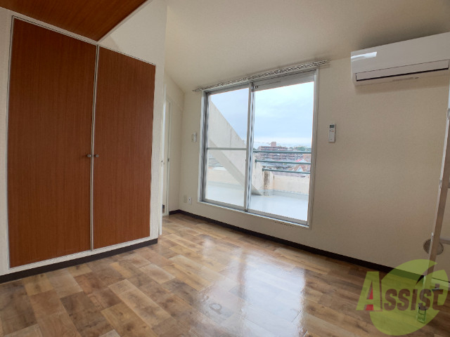 居室・リビング　綺麗な印象のお部屋ですね。フローリングも反射しています。