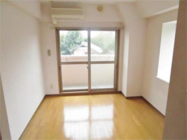 居室・リビング　別部屋写真です