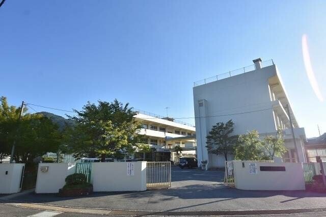 小学校　広島市立亀山南小学校（小学校）まで426m