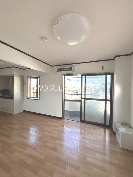 その他部屋・スペース　南東向きのお部屋です。※照明は残置物です。