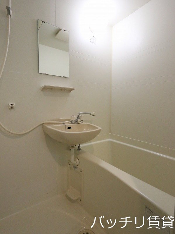 バス・シャワールーム　同型タイプの為、現状を優先致します。