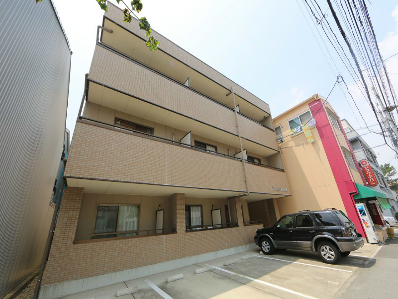 建物外観　外観　外壁タイル張り　敷地内平面駐車場　集合ポスト有り