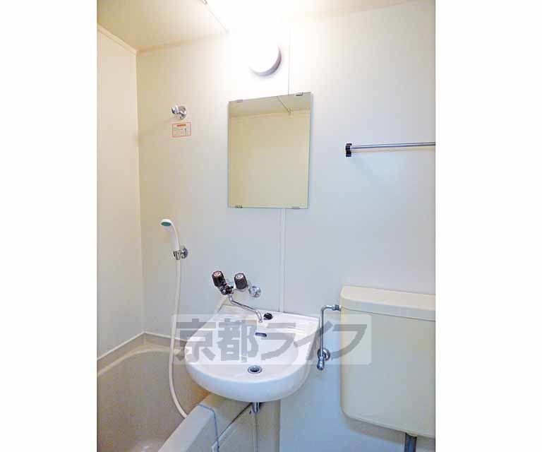 洗面設備　綺麗な洗面台です。