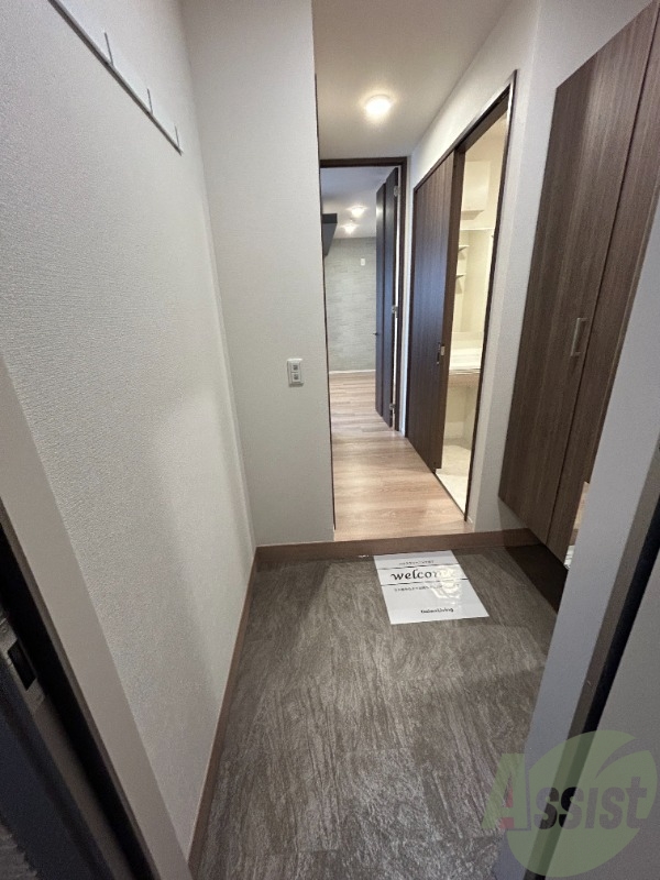 玄関　玄関からはこんな感じ。広々とした空間ですね。