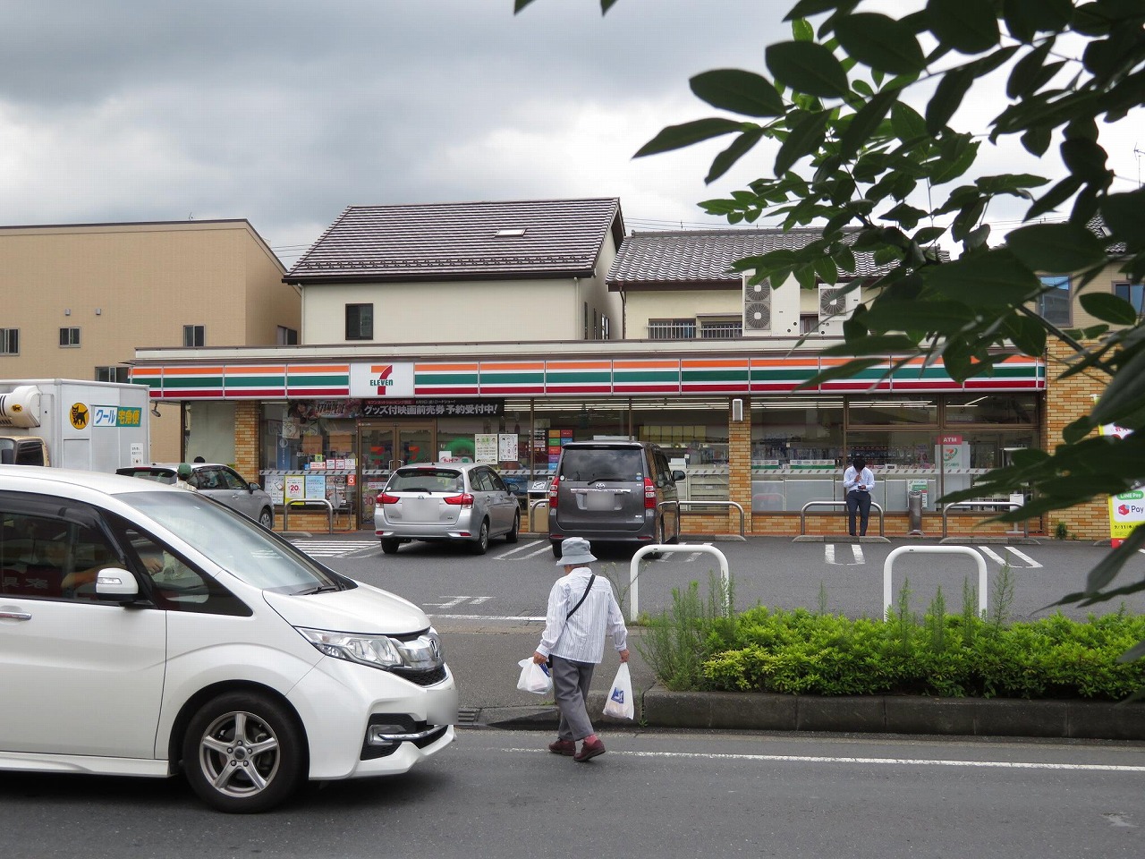 コンビニ　セブンイレブン草加栄町一丁目店（コンビニ）まで323m