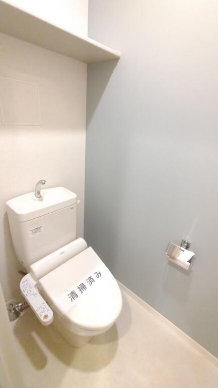 トイレ　温水洗浄便座付きトイレ♪収納棚付き。
