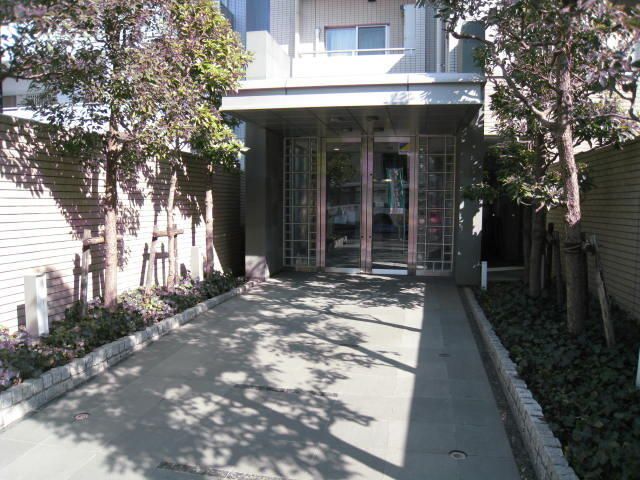 エントランス　落ち着いたエントランスです