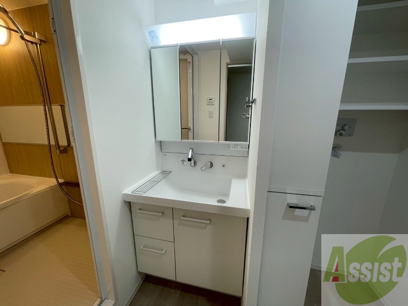 洗面設備　大きくて使いやすそうな独立洗面台になっています。