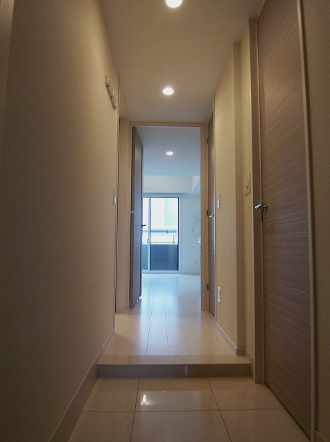 玄関　白基調の明るい居室です。