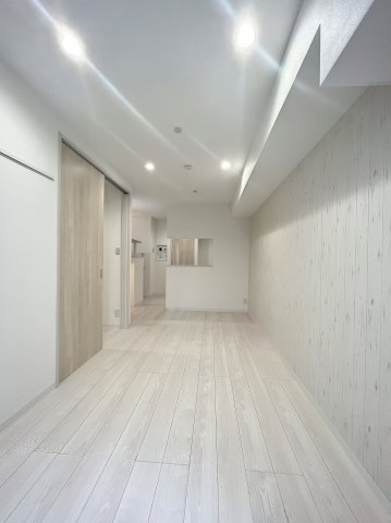 居室・リビング　優しい色合いの床材を使用した居住空間です。