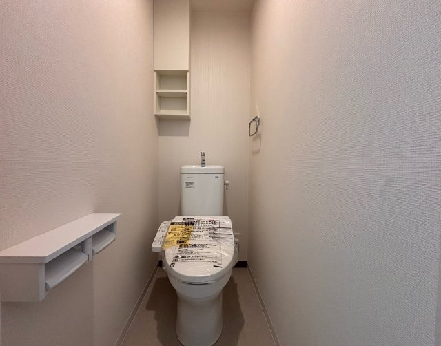トイレ　トイレ上に小物収納スペースがあるので常に綺麗に出来ちゃう