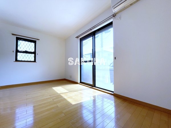 居室・リビング　こちらのリビングで趣味の時間をお楽しみください♪