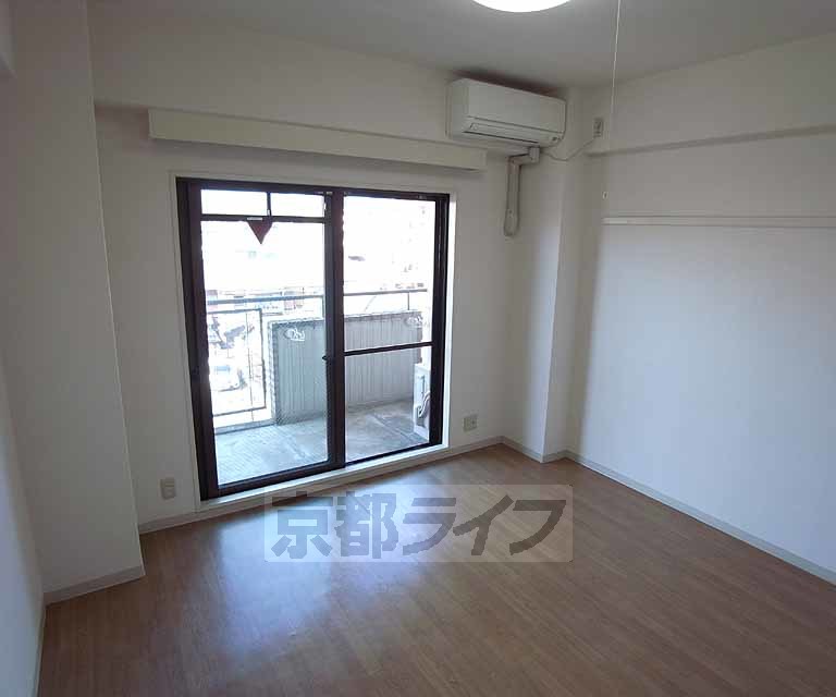 居室・リビング　北側ですがとても明るい白いお部屋です。