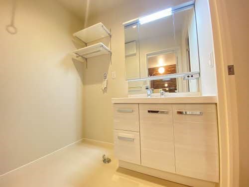 洗面設備　収納たっぷり洗面化粧台、洗濯機置き場あります◎