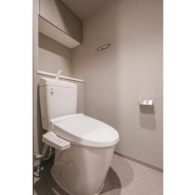 トイレ　落ち着いた色調のトイレです