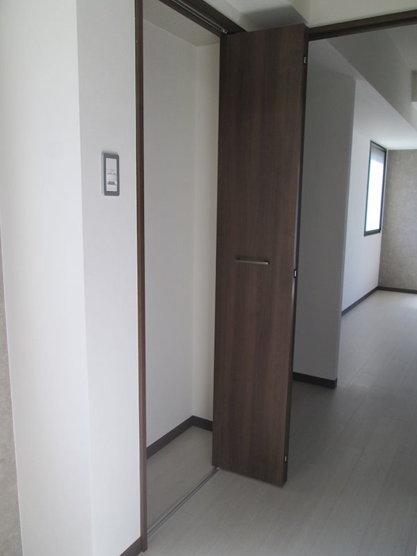 その他　廊下からリビング