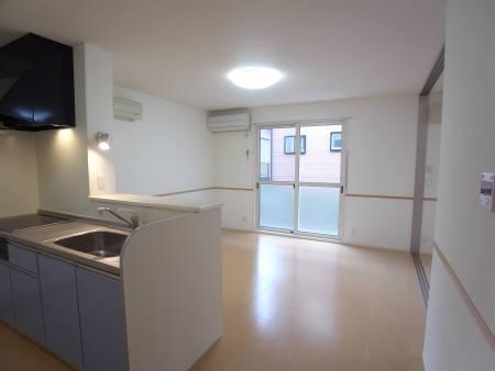 居室・リビング　同タイプの室内写真です。