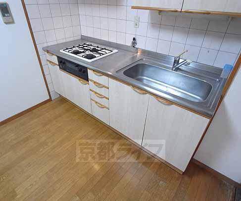 キッチン　三口ガスコンロ＆グリル付きのキッチンです。