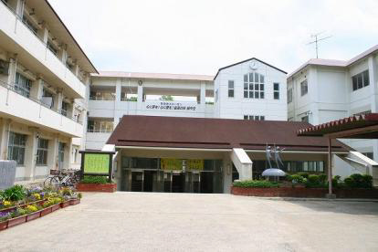 中学校　緑ヶ丘中学校（中学校）まで830m