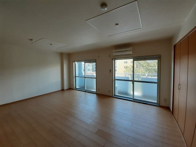 居室・リビング　こちらの居間で趣味の時間をお楽しみください