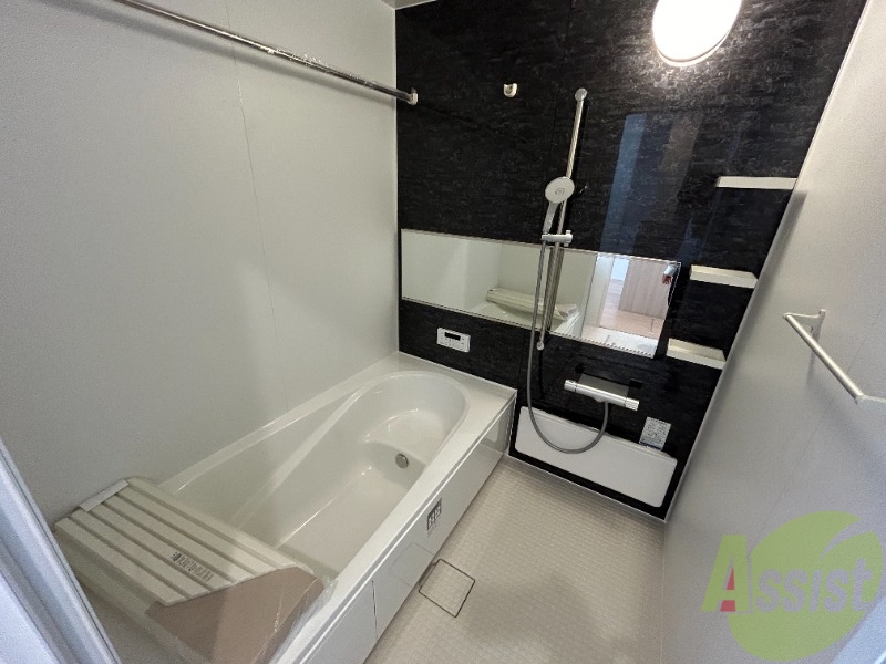 バス・シャワールーム　浴室は広めなのでゆったり落ち着けそうですね。