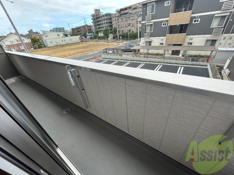 バルコニー　バルコニーは洗濯物がはかどりそうな広さがありますよ。