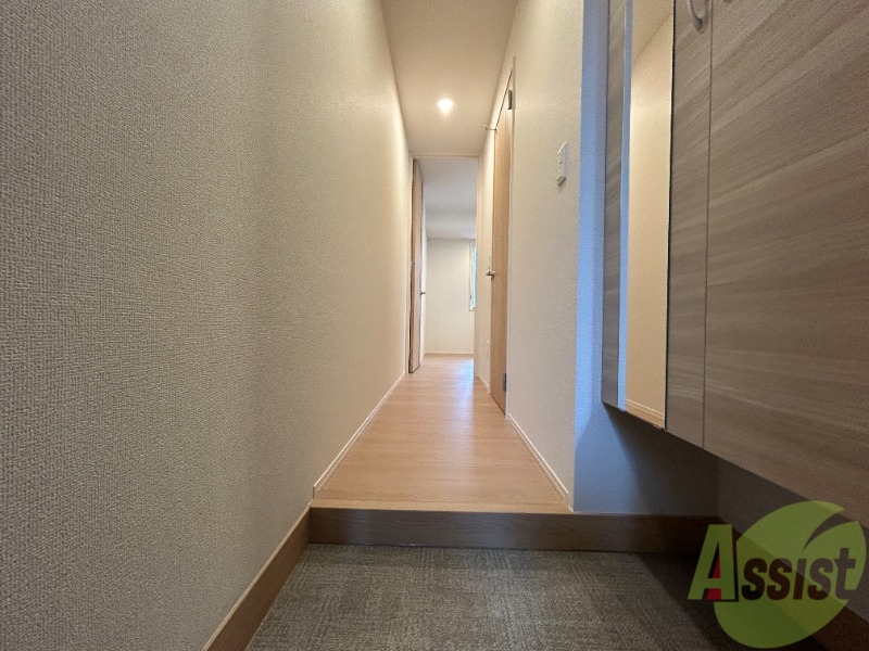 玄関　玄関から撮影しました。明るい印象ですね。