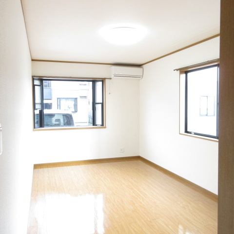 居室・リビング　角部屋、窓２カ所