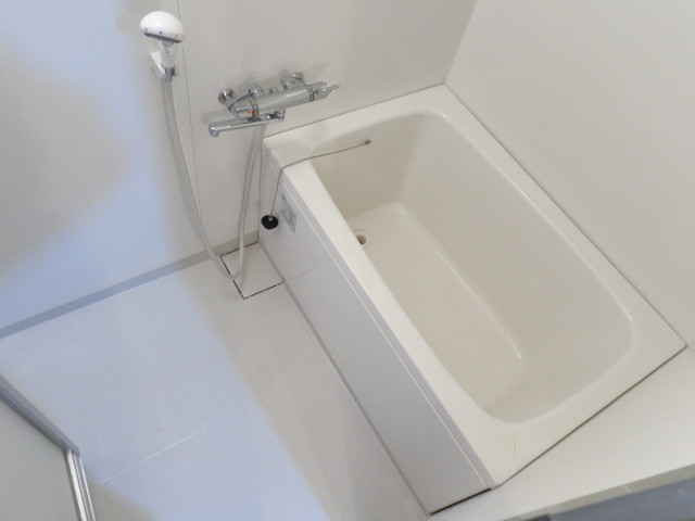 バス・シャワールーム　お風呂も綺麗です。白が清潔感ありますね。