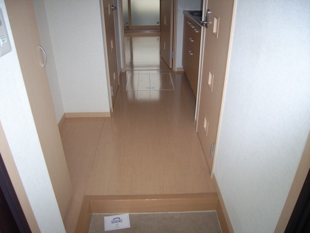 玄関　異なる号室の室内写真です