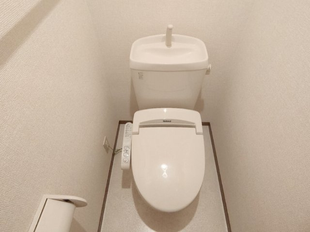 トイレ　落ち着いた色調のトイレです