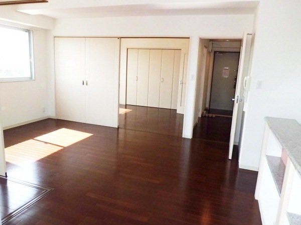 居室・リビング　南向きで明るいリビングです♪